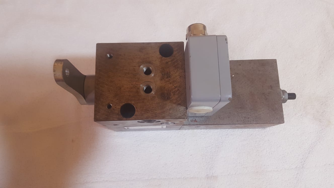 Bloc distributeur hydraulique pour réducteur